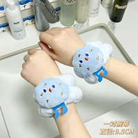 Пара синих маленьких воробьев