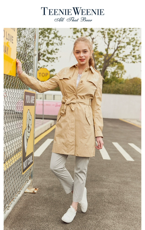 Teenie Weenie gấu váy mùa hè áo khoác nữ mỏng dài áo khoác nữ TTJT82360W - Trench Coat