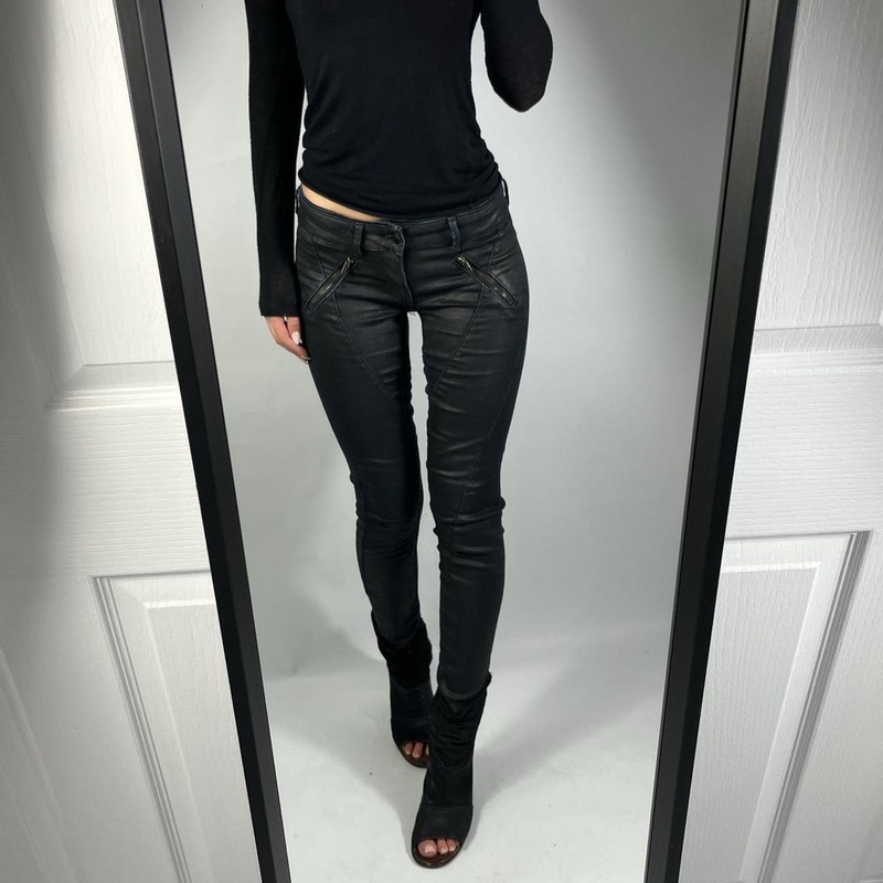 Supermodel Pants 2.0 Low-Waisted Distressed Black Coated Stretch Jeans