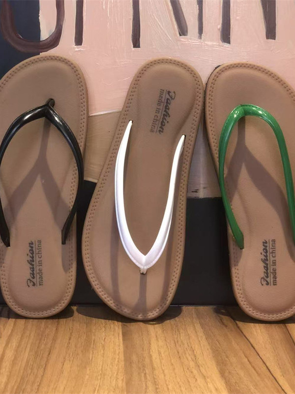 Women’s Minimalist Flip Flop Sandals – Lightweight Flat Thong Slides, Casual Summer Beach Shoes