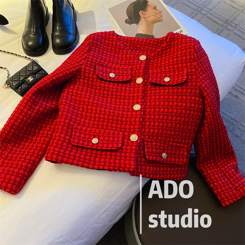 Cherry red small fragrant wind jacket woman 2022 spring dress new and delicate gold button temperament famous yuan Wind short coat blouses female