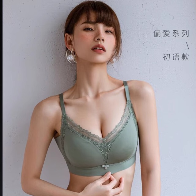 Chuyu Mrs. Queen's World Thai Latex Underwear Wireless Bra for Large Busts with Push-Up Effect Chuyu Mrs. Queen's World Thai Latex Underwear Wireless Bra for Large Busts with Push-Up Effect