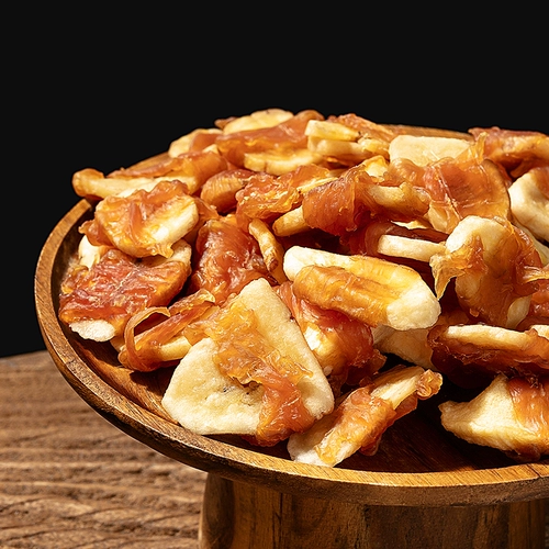 Курица с закусками собак вокруг банановых ломтиков 400 г курицы из мяса с прутизмом.