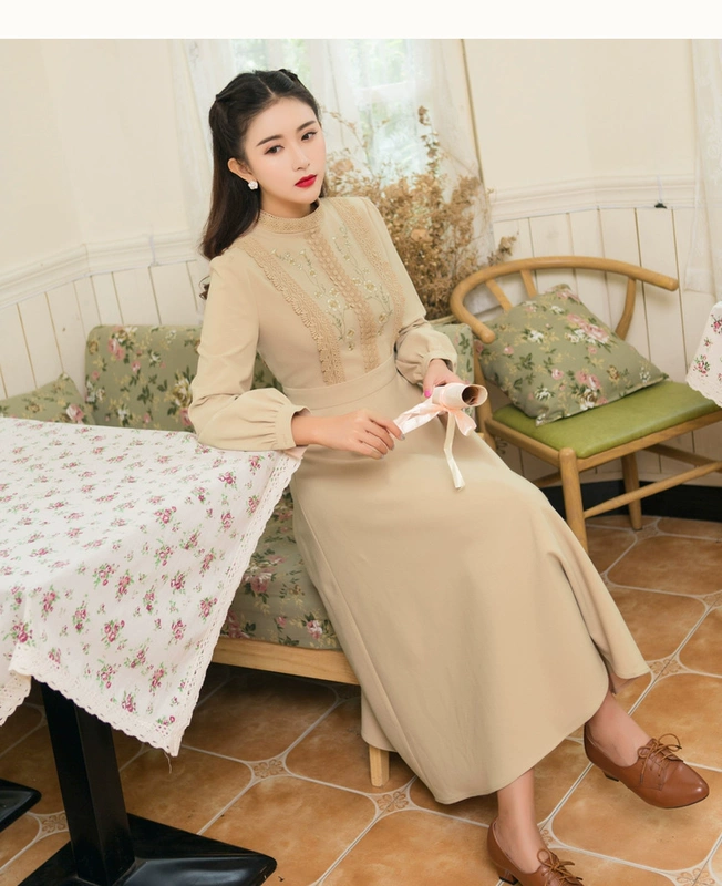 Nụ cười bướng bỉnh để sưởi ấm mùa thu đông 2018 mới của phụ nữ nghệ thuật cổ điển retro thêu cổ áo dài tay váy đẹp 2021