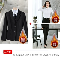 Флисовый пиджак классического кроя, флисовая рубашка, черные штаны, ремень