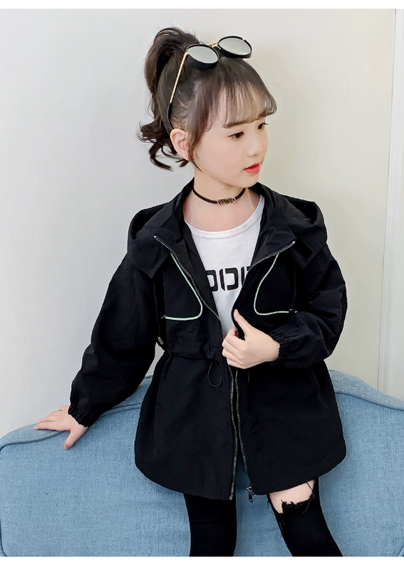 Áo khoác bé gái áo gió cho bé gái trong phần dài của quần áo mùa xuân mới 2020 màu đỏ trong chiếc áo bé gái lớn kiểu Hàn Quốc trùm đầu - Áo khoác