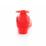 Большая красная девочка латиноамериканская танце