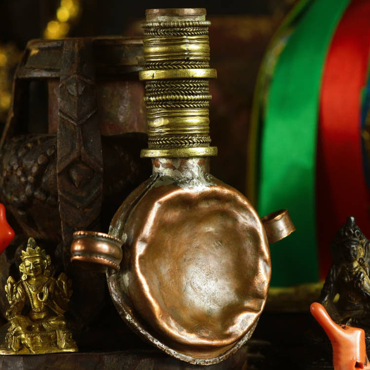 Tibetan Lama uses a method of old Tibetan goods to stack the auspicious parts device