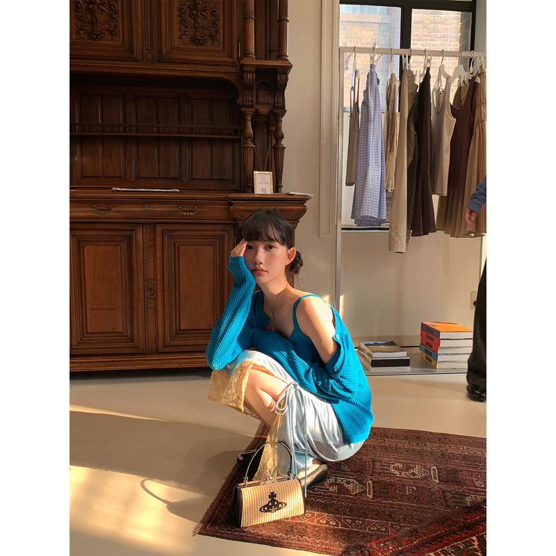 Le Rouge Zhou Meimei Early Autumn Prelude Vibrant Blue Hollow-Out Round Neck Knitted Cardigan Vest Set