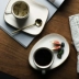 Một nửa phòng cà phê espresso phong cách Nhật Bản đặt chén ăn sáng cốc cốc bằng đá nhỏ pha cà phê espresso kết hợp thìa đĩa - Cà phê
