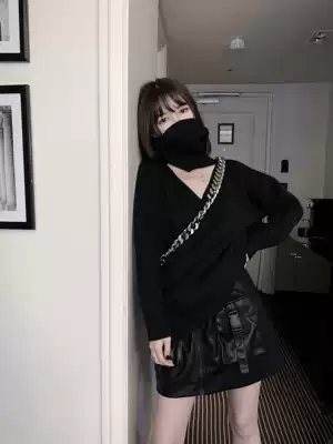 (5 off clearance) one of the few wild and fashionable sweaters in the winter black and white turtleneck V-neck sweater