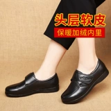 Зимняя комфортная флисовая удерживающая тепло обувь для кожаной обуви для матери, нескользящие туфли, мягкая подошва, для среднего возраста, из натуральной кожи