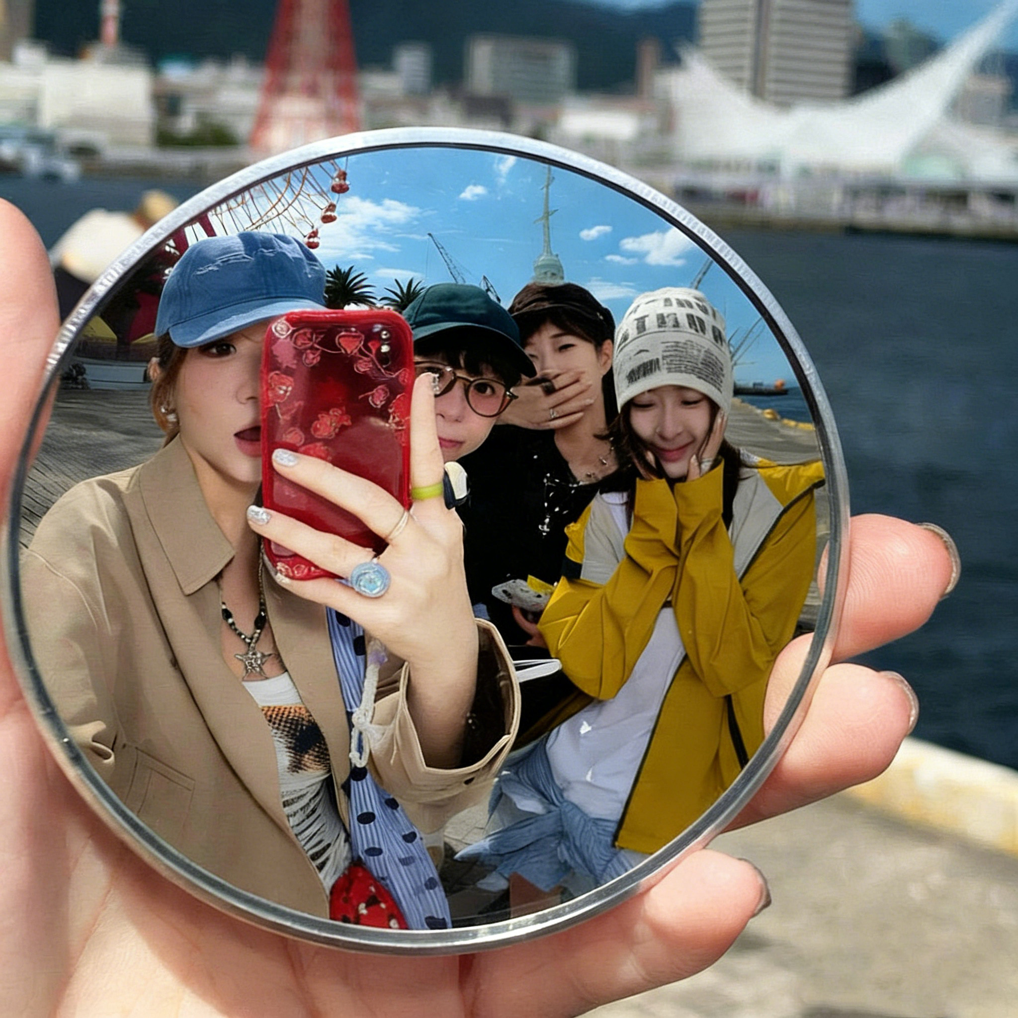 この小型ミラーは、旅行に便利なアクセサリーで、写真撮影や美しい写真の撮影に最適です。広角撮影に適した凸面鏡を採用しています。