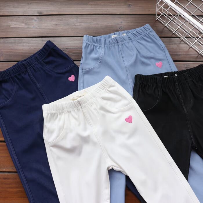 Cô gái bốn mặt căng mùa xuân thêu tình yêu giả quần denim - Quần jean yếm jean cho bé gái