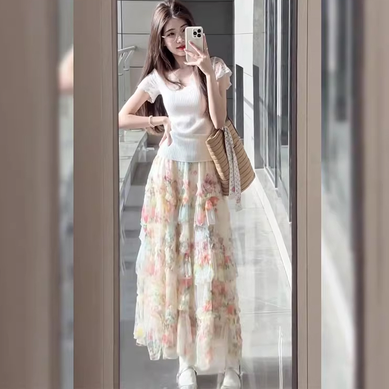 Unique and Beautiful Early Summer Outfit for Plus-Size Women: Lace Top and Tiered Skirt, Korean Style, Age-Reducing Two-Piece Set