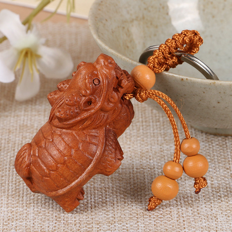 The tortoise handed the year of Gibbon's mascot, the age turtle seal key fob pendant, to Lu's 2021 mahogany-carved turtle