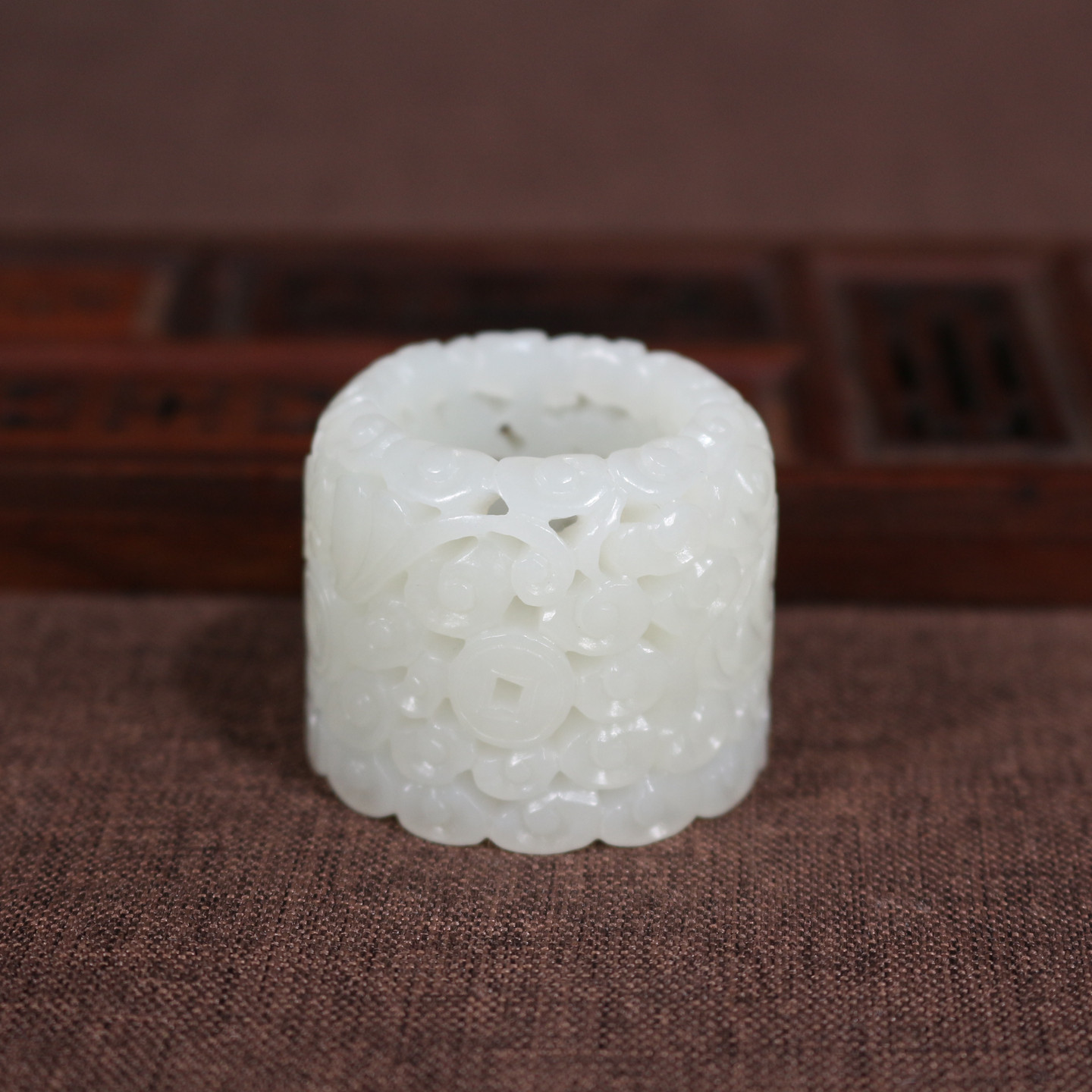 Hotan white jade auspicious clouds and blessings are in front of your eyes