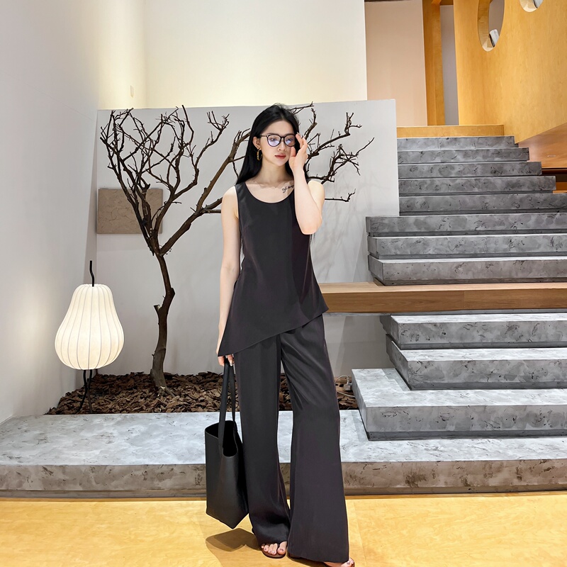 Black Coffee | 100% Mulberry Silk | 45 ° Bias-Cut | 28mm Sand-Washed Heavy Satin Minimalist Old Money Vest - 7023