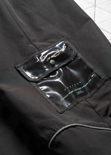 Поднимите съемки с огненными черными игровыми мешками с брюками с брюками