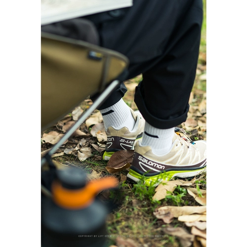 Поднимите с полотенца белые/черные мелкие чулки