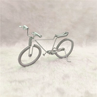 Серебристо-белый