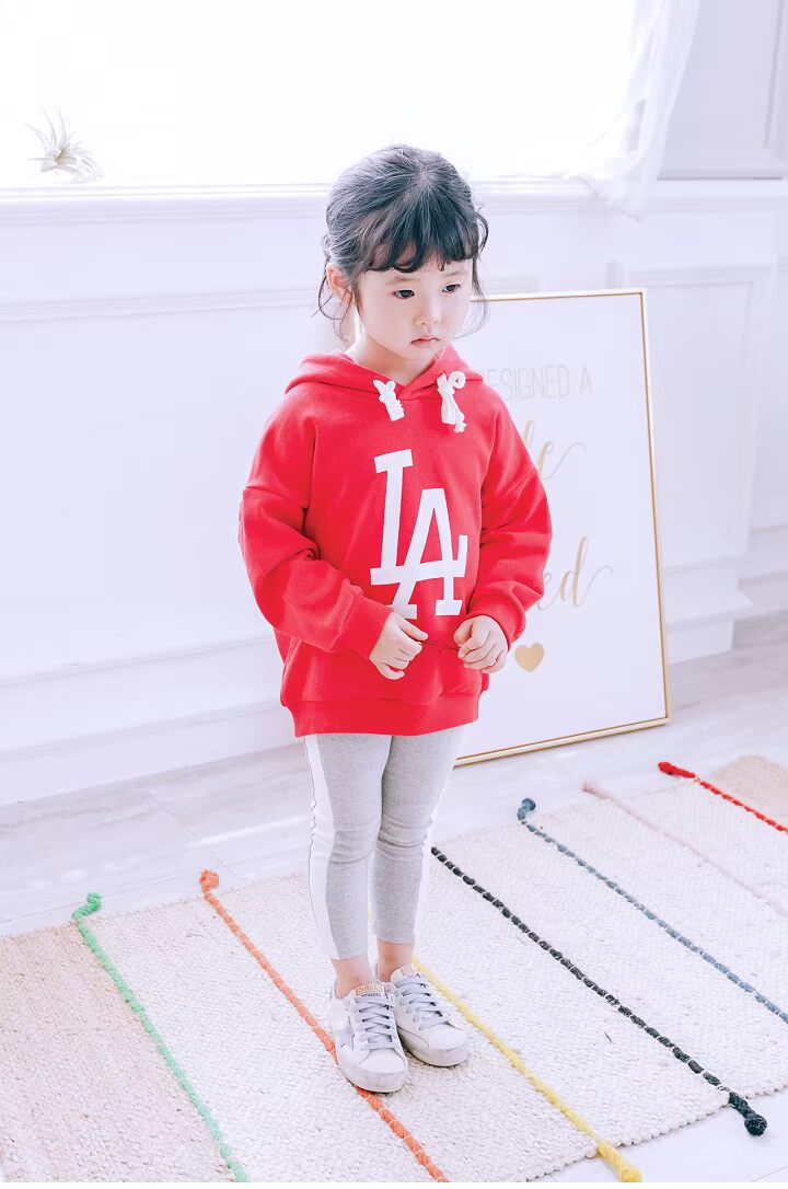 Một gia đình ba gia đình mùa thu 2018 mới bố mẹ và con mặc phiên bản Hàn Quốc của áo len trùm đầu màu vàng mẹ và con gái váy trễ vai mẹ và bé