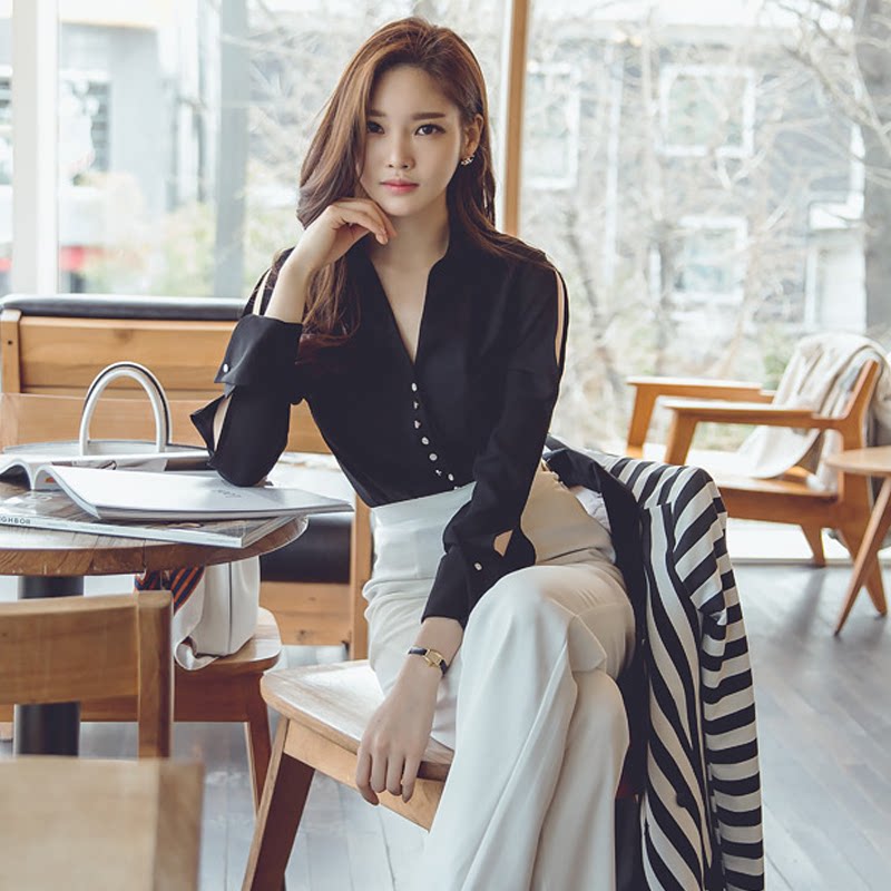 Black Shirt Woman Snowspinning Commute 2022 Spring V Collar Temperament Long Sleeve 100 Hitch for a Slim Shirt Woman