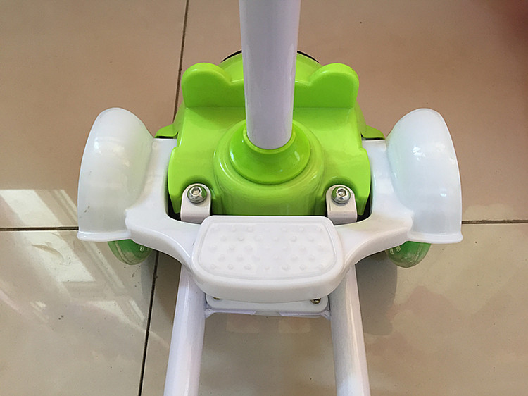 Xe đẩy em bé Xe tay ga Panda ếch xe tay ga bốn bánh xe tay ga Scissor xe xoắn có thể được nâng lên và hạ thấp đèn flash giày trượt patin
