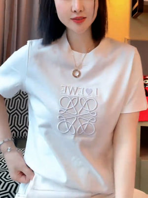 A versatile European brand's new summer 2025 short-sleeved T-shirt for women with three-dimensional embroidery and a slimming round-neck base layer