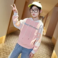 Красная толстовка с капюшоном