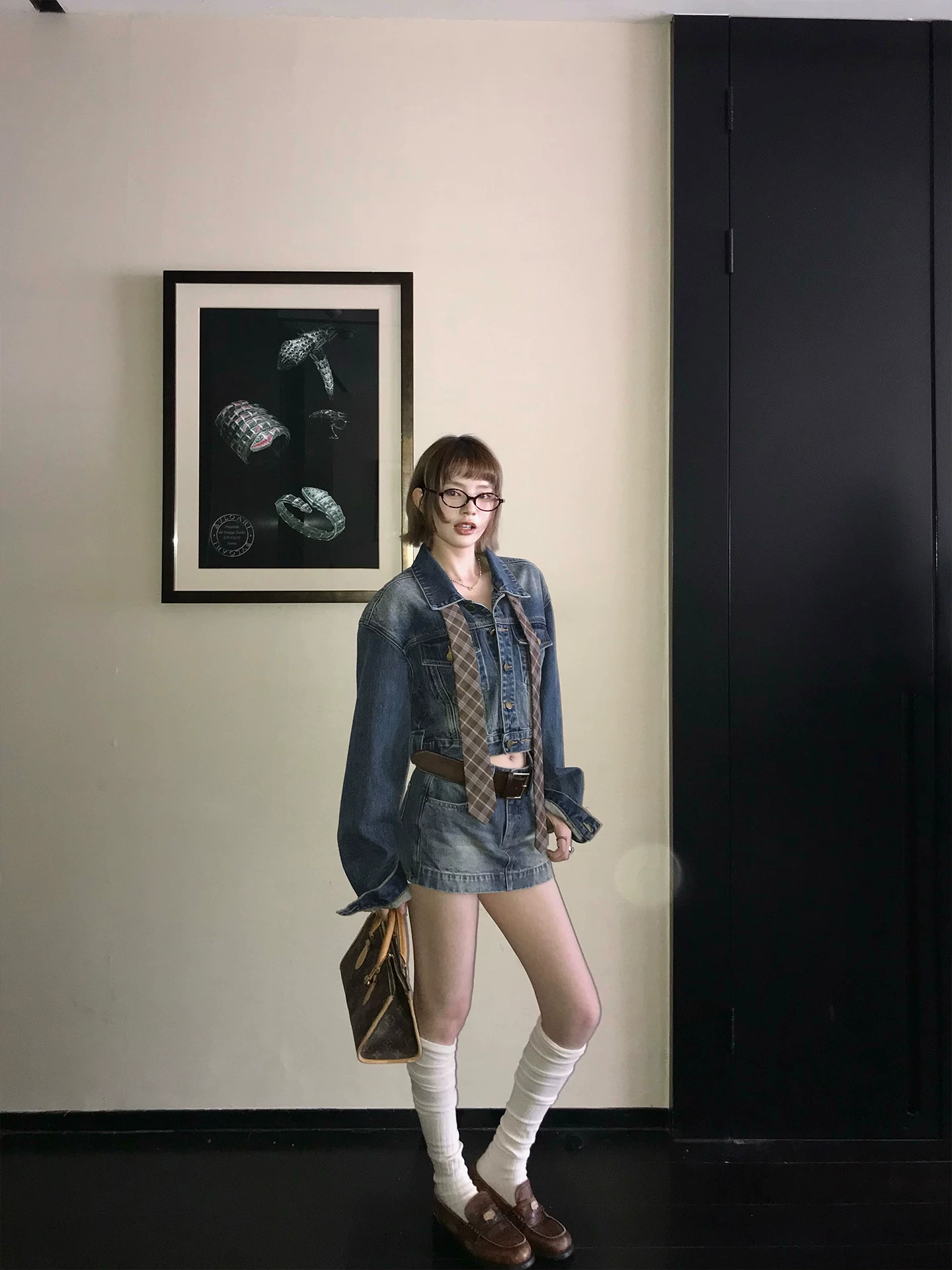 区区欧阳 'Fern excellent ratio' hot girl Bi enters!Washed blue short denim jacket suit