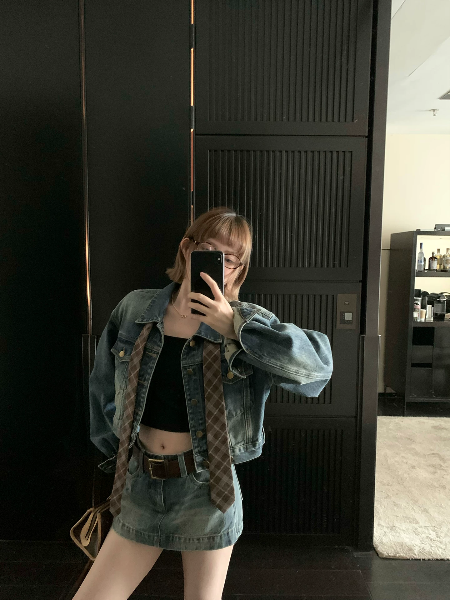 区区欧阳 'Fern excellent ratio' hot girl Bi enters!Washed blue short denim jacket suit
