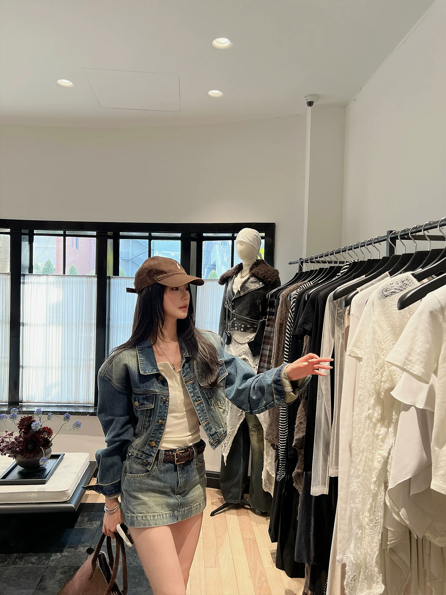 区区欧阳 'Fern excellent ratio' hot girl Bi enters!Washed blue short denim jacket suit