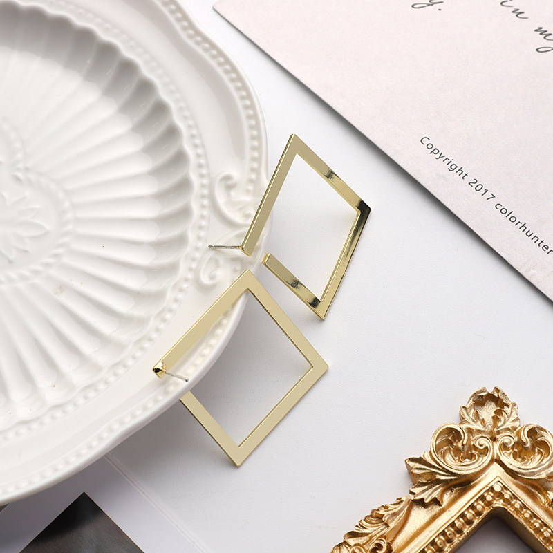 European and American wind earrings 2021 New tide retro port Wind Exaggerated Ear lukewarm High sense No earbugless ear clip