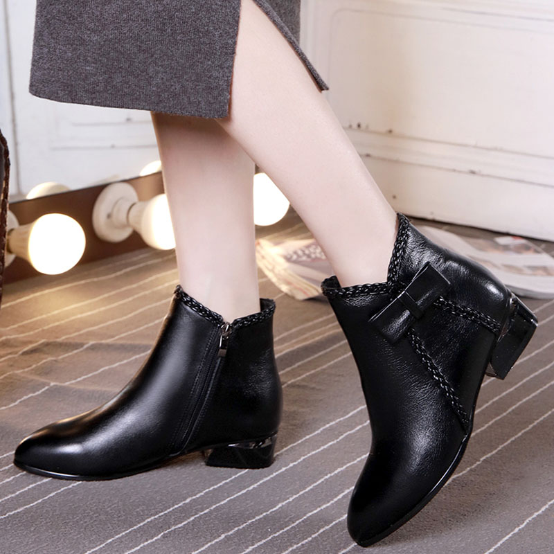 2022 Winter Fashion 100 Hitch Genuine Leather Big Size Short Boots Woman 40-43 flat-bottomed head short cylinder plus suede 41 Martin boots