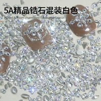 Маленький геометрический белый цирконий