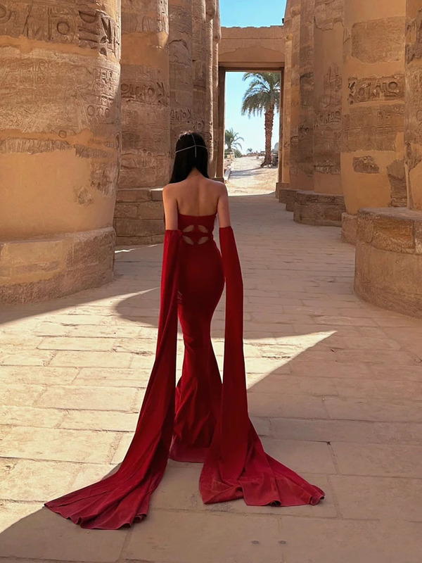 Red Enchantress-Style Strapless Floor-Length Dress with a Small Train, Suitable for Toasting, Runway Show, and Autumn Wear with a High-End Feel