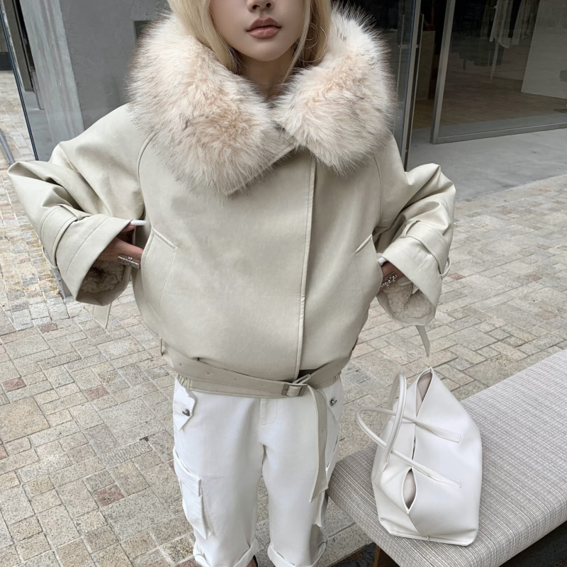 In Stock, Comparable to 25Aw "High-End Old Money Style" Eco-Friendly Pu Leather Large Fur Collar Plush Lining Thickened Leather Coat In Stock, Comparable to 25Aw "High-End Old Money Style" Eco-Friendly Pu Leather Large Fur Collar Plush Lining Thickened Leather Coat