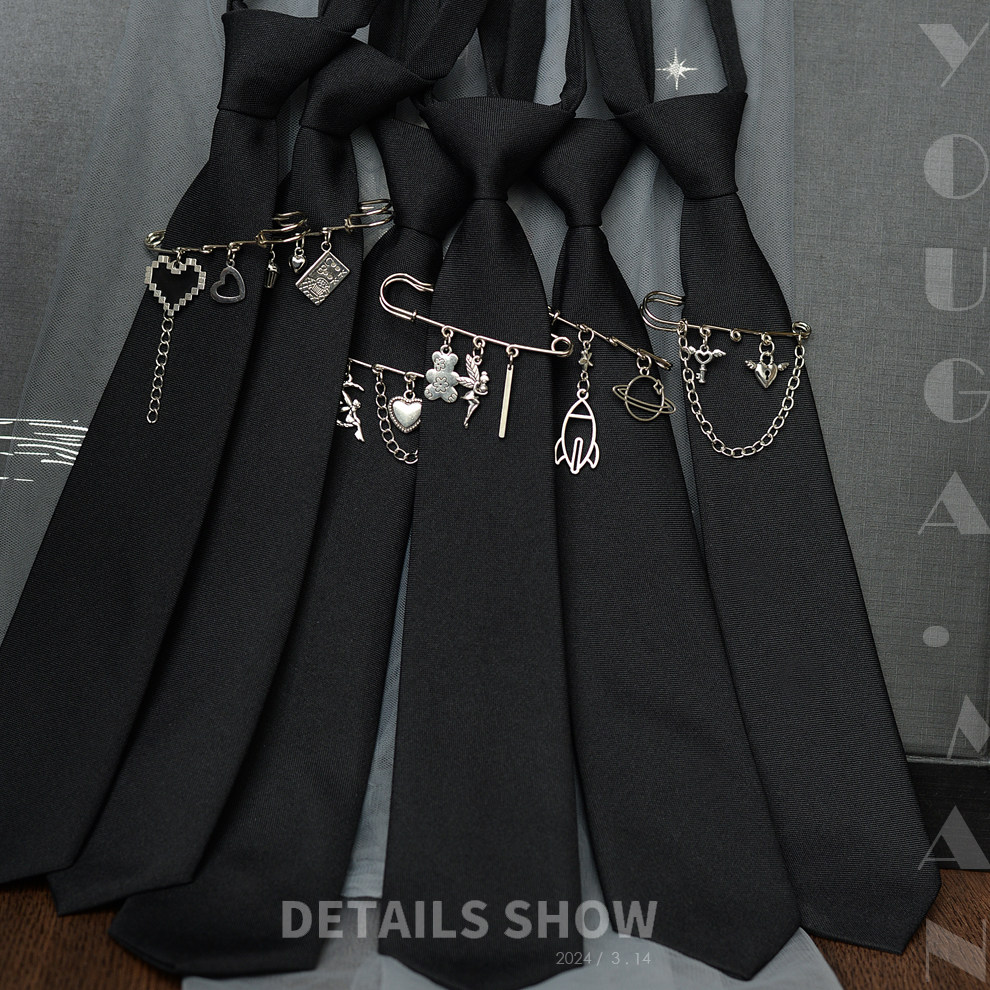 Stylish and versatile black tie chain pendant, retro and unique, no-knot shirt for women, fun, artistic, niche and trendy.