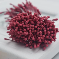 Около 400 матовых темно -красных