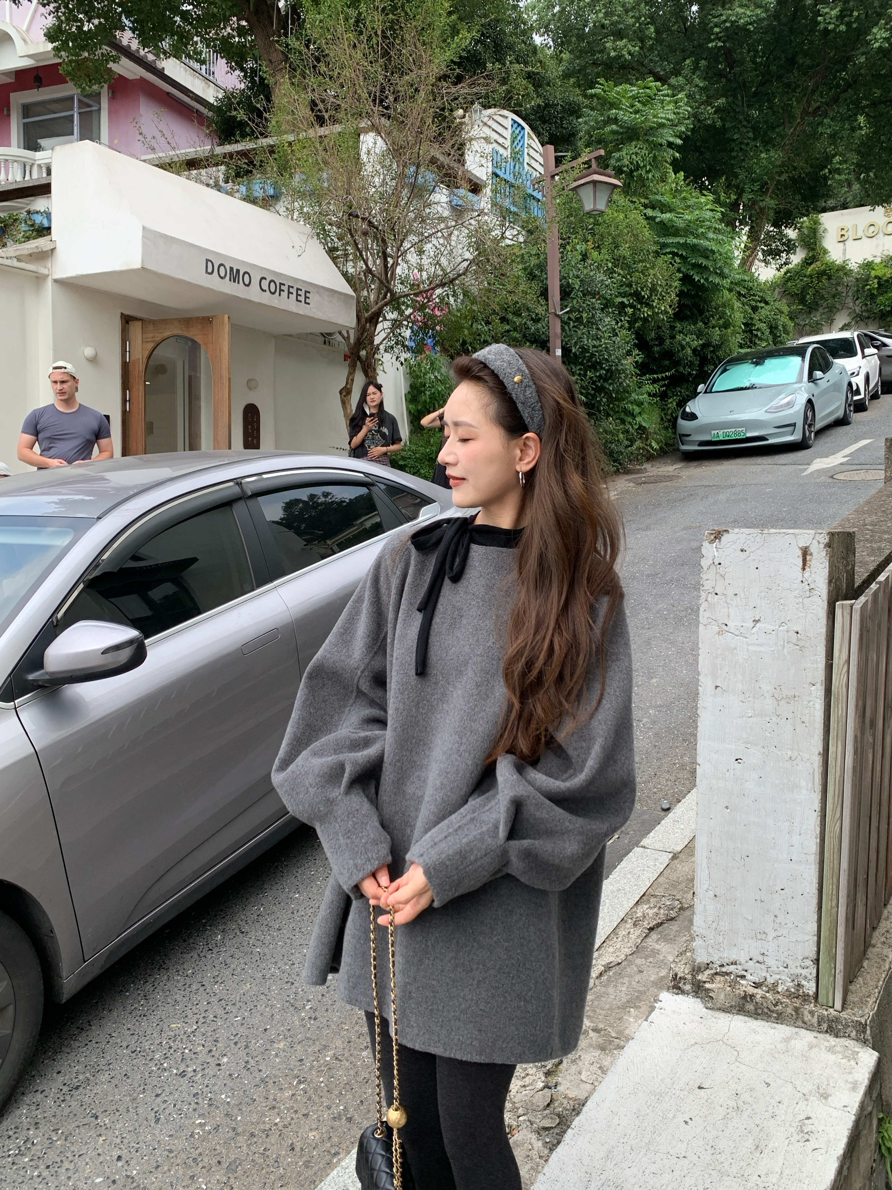 2025秋冬时尚先锋：黑色修身羊毛针织衫的魅力蜕变