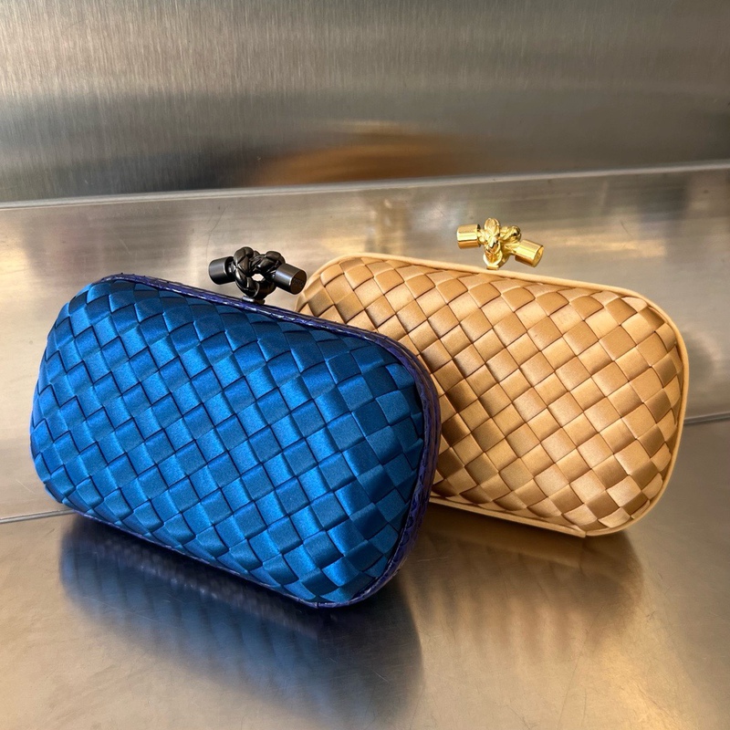 Knot Silk Ribbon Woven with Snakeskin Trim, Delicate and Comfortable to the Touch, Compact and Exquisite Design, Hand-Held Evening Clutch Bag