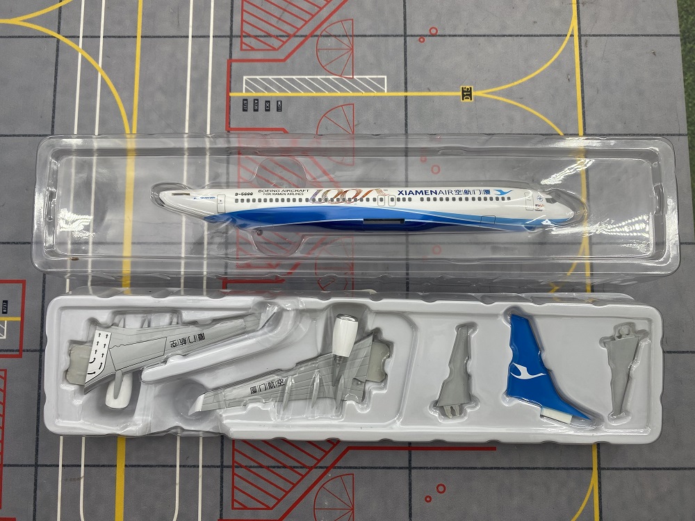 ホーガン 1/200 厦門航空 ボーイング 737-800 ハンドメイド航空機モデル 着陸装置とベース付き