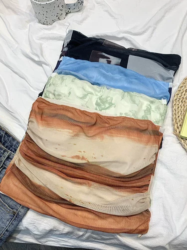 Сексуальные сетчатые топы French Niche с тай-дай популярны среди облегающих майок и укороченных топов на одно плечо.