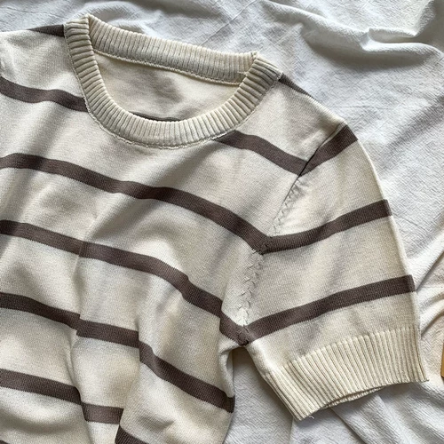 Трикотажная летняя короткая приятная телу приталенная футболка, круглый воротник, короткий рукав