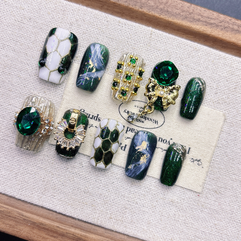 Emerald Green Snake Head Three-Dimensional Handmade Wearable Nails Full of Rhinestones High-End 2026 New Year Almond Short Square Style Nail Art
