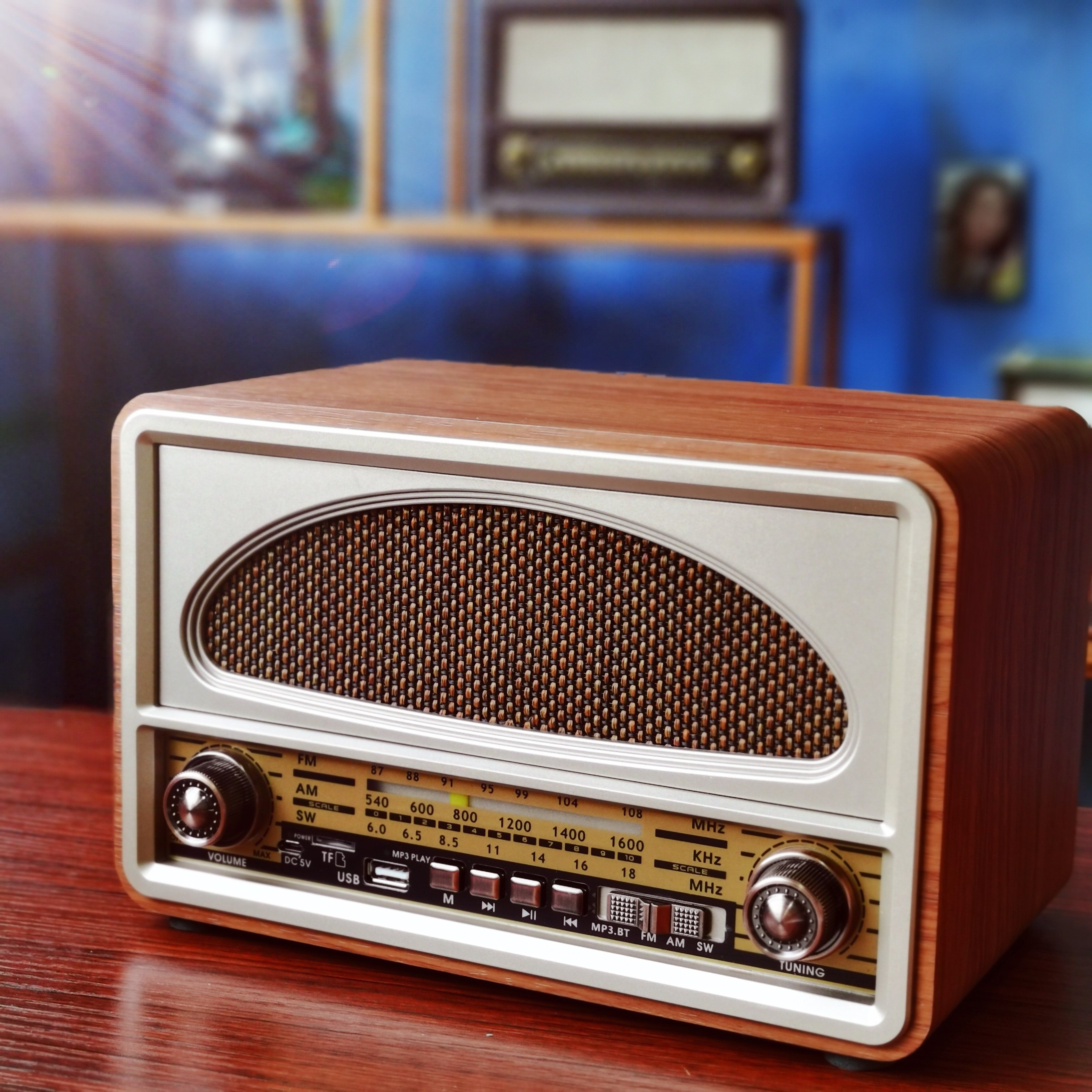 European and American high-end retro nostalgic old-fashioned old radio mobile phone bluetooth speaker card charging wooden new