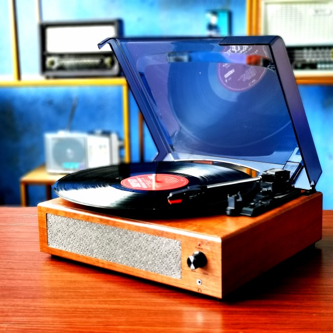 Retro nostalgic grammaine machine desktop electric record machine New Chinese black adhesive record machine Bluetooth with sound box