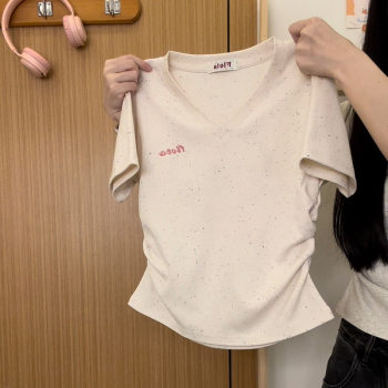 ສີຄີມ universe embroidered ຕົວອັກສອນ v-neck ບ່າຂວາບໍ່ມີແອວ, ເສື້ອທີເຊີດແຂນສັ້ນຂອງແມ່ຍິງຍີ່ປຸ່ນຫວານແລະເຢັນສຸດແບບໃຫມ່