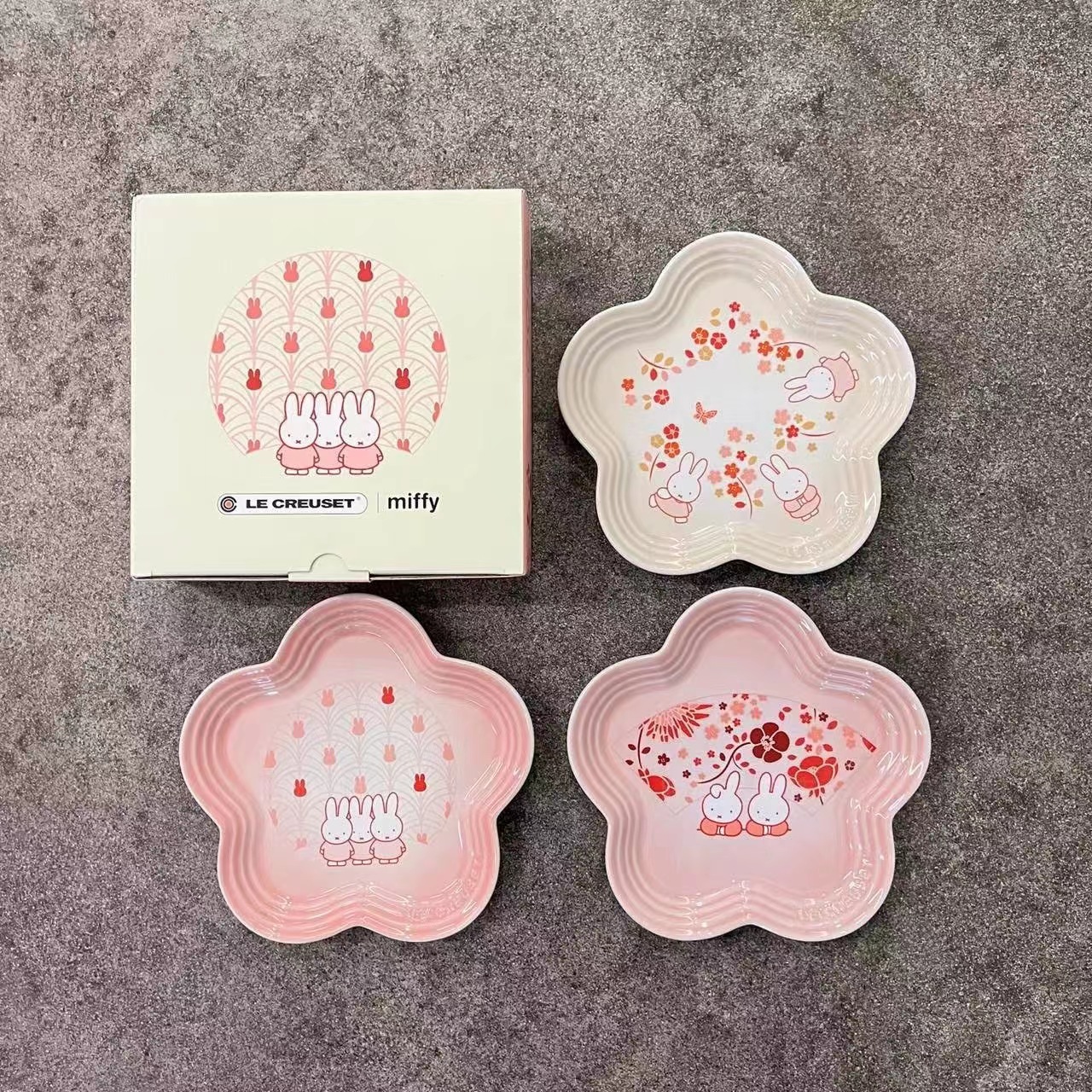 Crispy shark Le Creuset cool color x Miffy joint 19cm flower plate 380ml mug tableware set